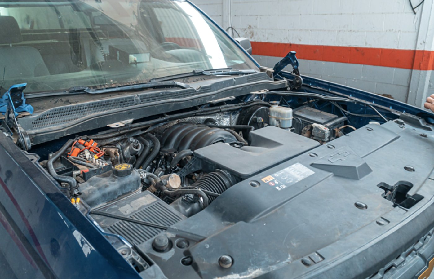 Mobile mechanic inspecting brake rotors on a car in a Memphis driveway